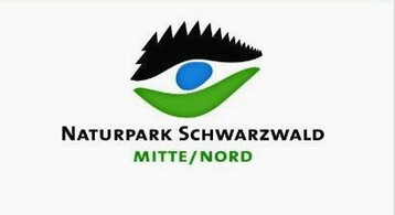 Das Naturpark-Auge steht fr die Kulturlandschaft aus Wldern, Seen und Wiesen.