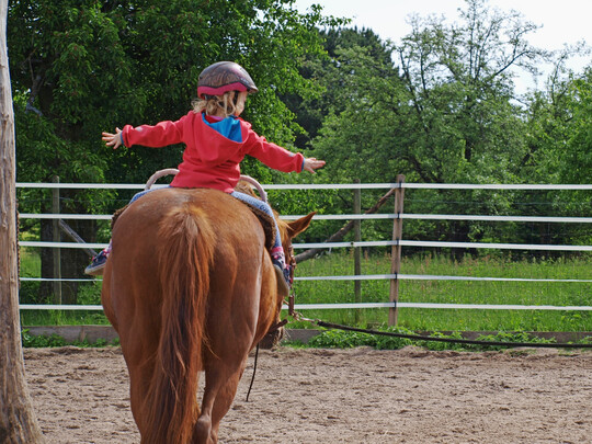 Je jnger das Kind, desto mehr sollte das eigentliche Reiten im Hintergrund stehen.