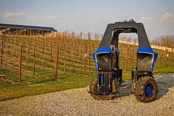 Der autonome Weinbauroboter VitiBot Bakus von Deutz-Fahr fhrt elektrisch.