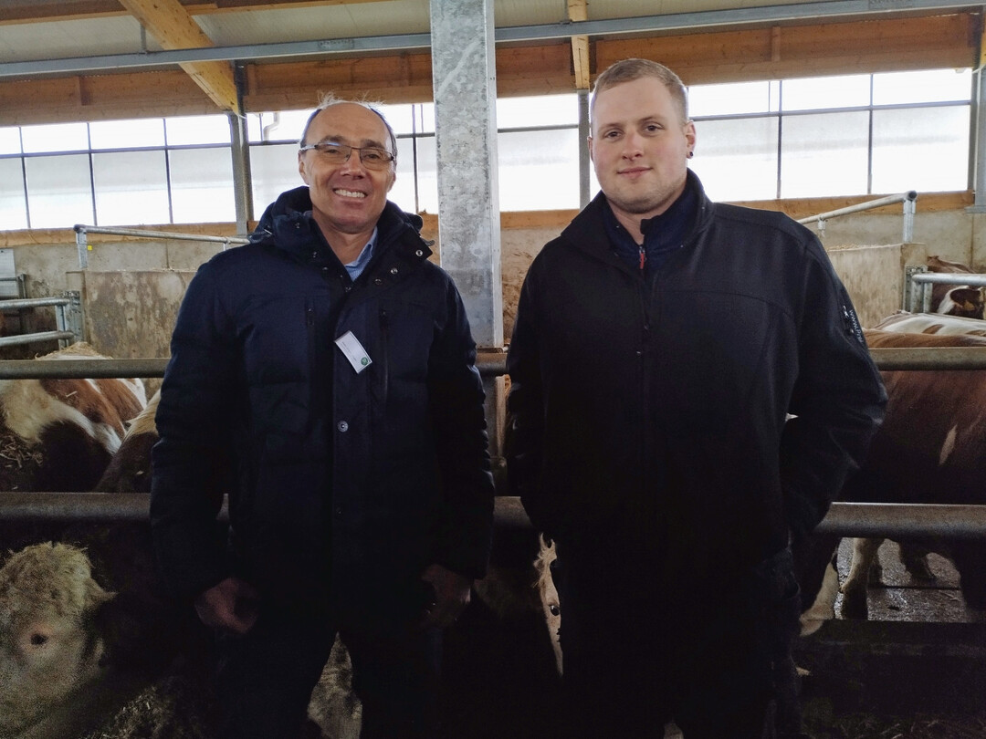 3 Wie der im Mrz vergangenen Jahres neu bezogene Bullenmaststall geplant wurde und worauf es bei dem Tierwohlstall ankam, erluterten Hans-Jrgen Ziegler (l.) von der Beratungsfirma AgriConcept Beratungsgesellschaft mbH, und Felix Keller, Sohn von Joachim Keller, den vielen Besuchern, die sich durch das neue Gebude im Auenbereich drngelten.