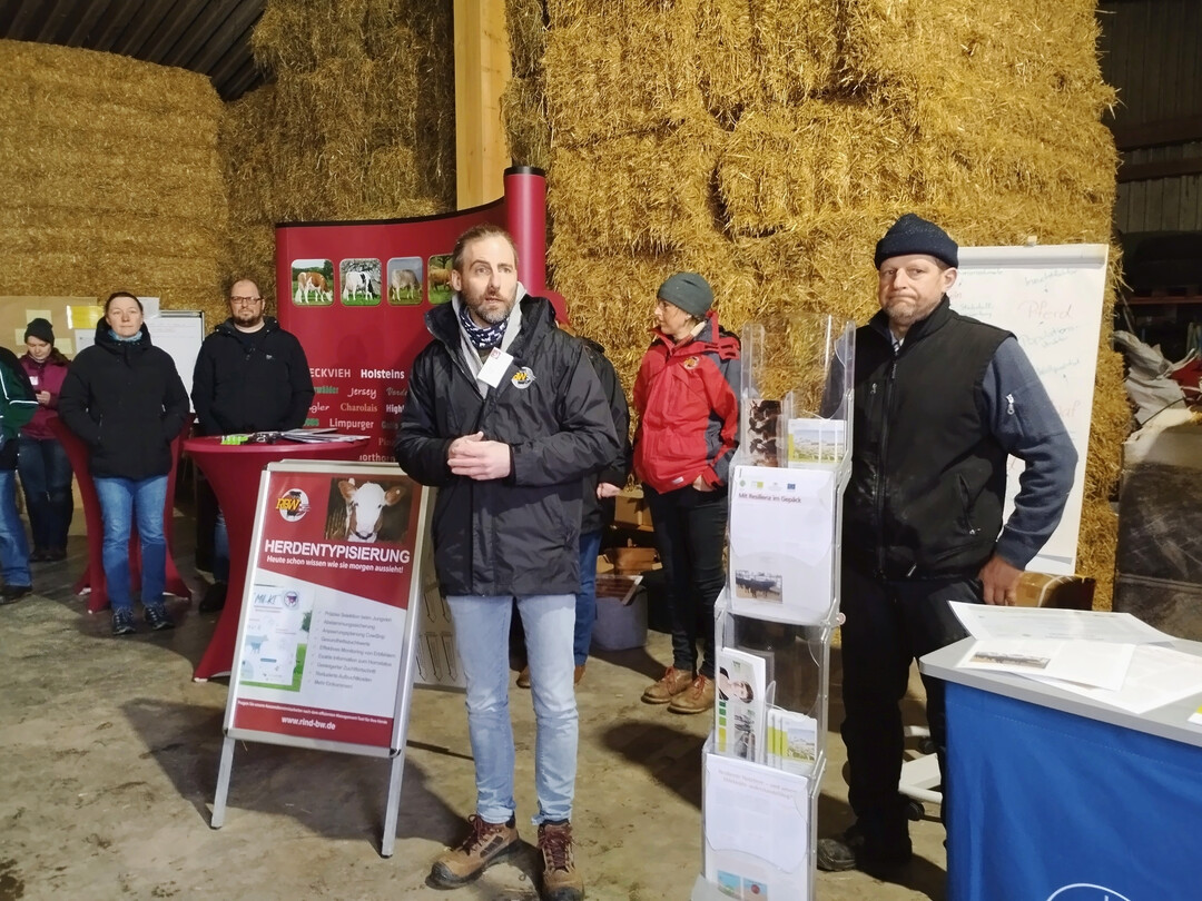 4 Dr. Philipp Muth, Zuchtleiter fr die Rassen Fleckvieh, Brown Swiss und Holstein bei der RBW sowie stellvertretender RBW-Geschftsfhrer, erffnete zusammen mit Joachim Keller, Betriebsleiter auf dem Milchhof in Allmendingen-Hausen, die Premiere des ersten Wissensmarktes mit Fachmesse.