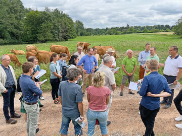 Beim Naturpark-Brunch gibt es Nahrung fr Krper und Geist  manchmal mit prominenter Untersttzung: Landwirtschaftsminister Peter Hauk (r.) und Naturparkgeschftsfhrer Karl-Heinz Dunker (l.) teilen ihr Wissen mit den Besuchern.