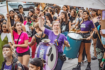 Am Internationalen Frauentag gehen weltweit Frauen auf die Strae, um fr ihre Rechte zu kmpfen.