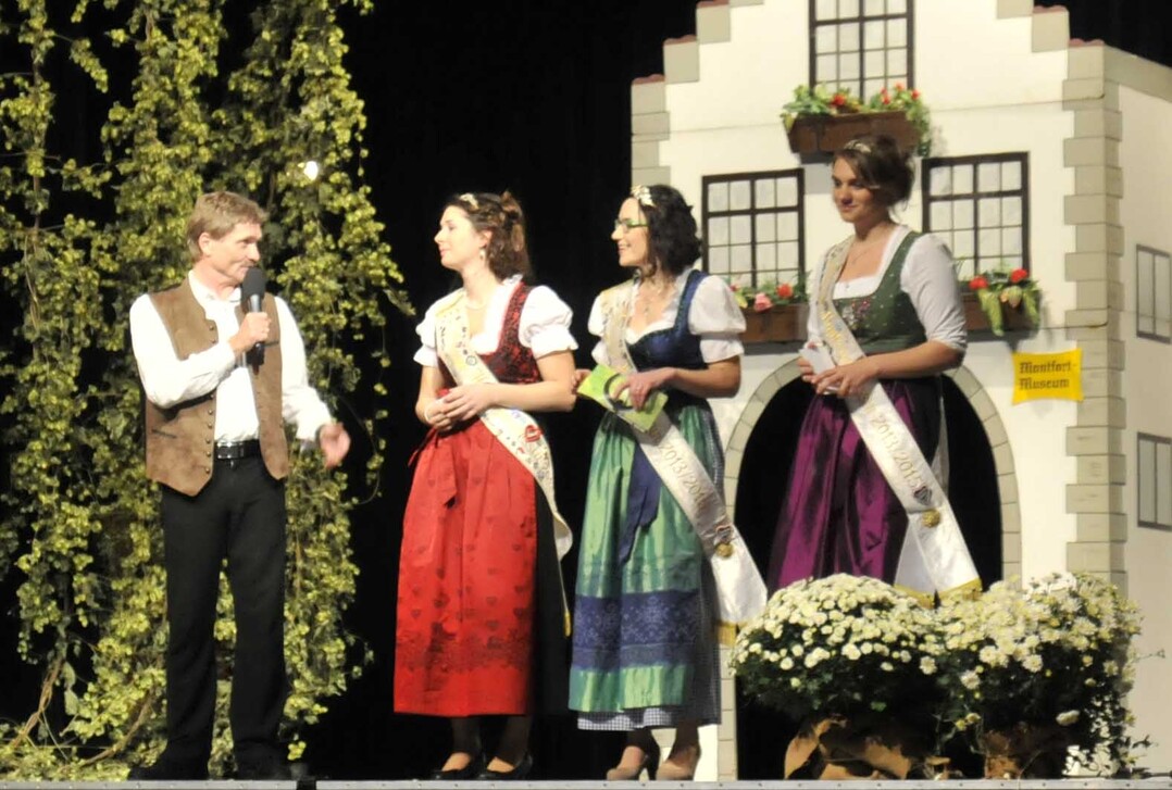 Moderator Dr. Reinhold Kugler mit den scheidendem Dreigestirn (v.l.) Petra Heine, Knigin Jutta Hfele und Franziska Schmidt