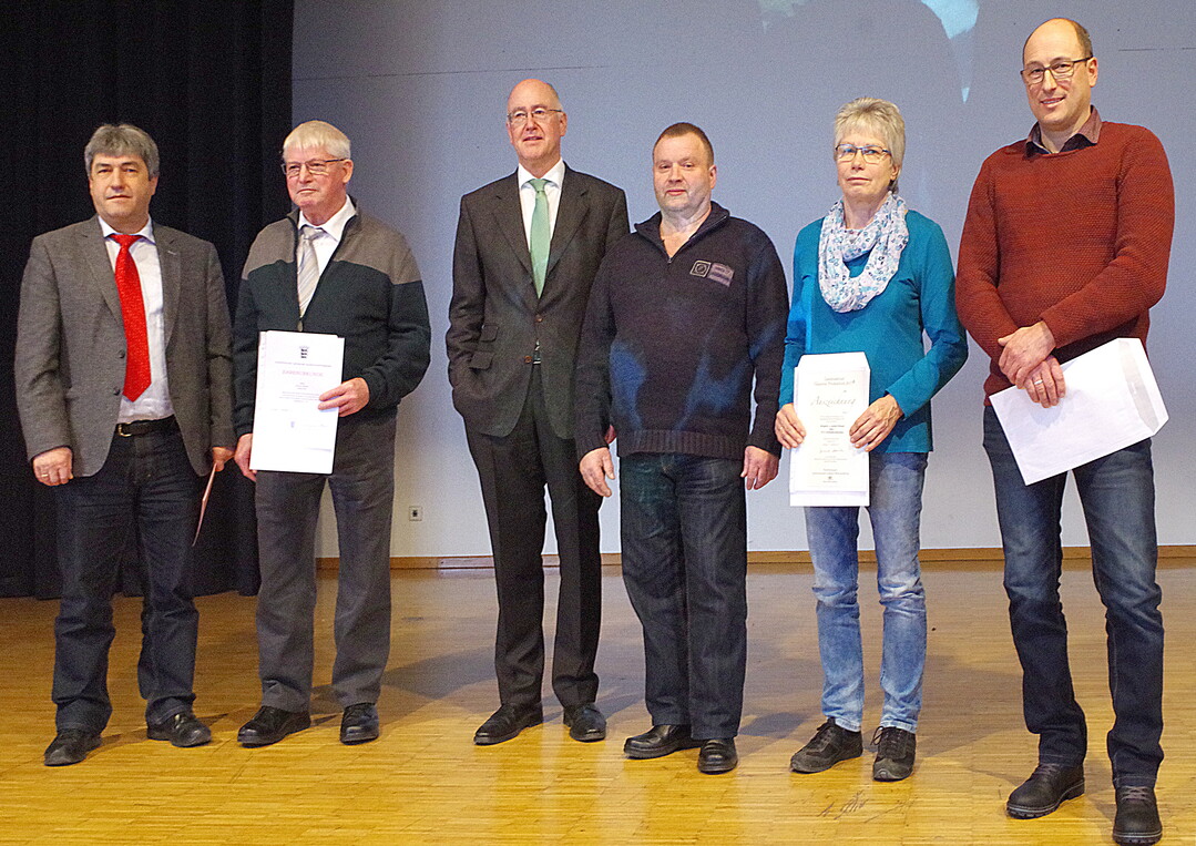 Von links nach rechts: Hans Klaiber, Leiter des Landwirtschaftsamtes Rottweil, Helmut Merkle aus Deilingen, der sich durch 25 Jahre ehrenamtliche Mitarbeit als Berichterstatter des Statistischen Landesamtes Baden-Wrttemberg verdient gemacht hat und der Landrat des Landkreises Rottweil, Dr. Wolf-Rdiger Michel. Gerhard Wssner und Margarete Wssner aus Aichhalden-Rtenberg und Martin Stern-Fautz aus Dunningen-Seedorf erhielten eine Urkunde fr die Teilnahme an der Landesaktion Glserne Produktion des Ministeriums fr Lndlichen Raum und Verbraucherschutz im Jahr 2017.