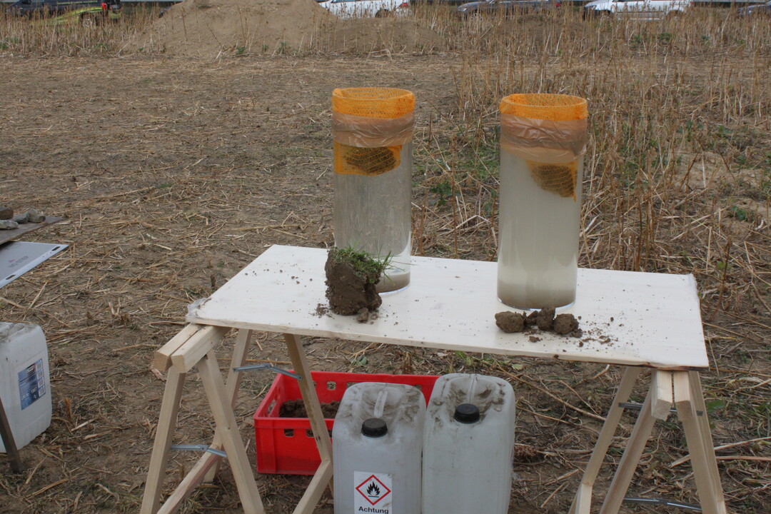 In diesem Versuch wurde die Wasserstabilität von Bodenaggregaten demonstriert. Verglichen wurden Bodenproben nach konservierender Bearbeitung und Bearbeitung mit dem Pflug. Ein Aggregatgefüge entsteht in humosen Oberböden mit starker biologischer Aktivität. Intensive Bodenbearbeitung und fehlende biologische Aktivität zerstören die stabilen Aggregate.