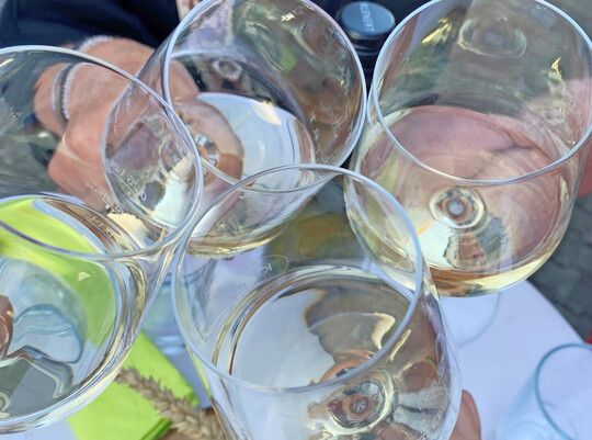 Anstossen mit Weiwein.