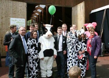 Die besten Botschafter der Landwirtschaft sind die Landwirte und Landwirtinnen selbst: Hier die bundesweite Erffnung der Aktion "Tag des offenen Hofes" am 12. Mai in Hagen (NRW) mit DBV-Prsident Gerd Sonnleitner (l.) und Landfrauenprsidentin Brigitte Scherb (r.).