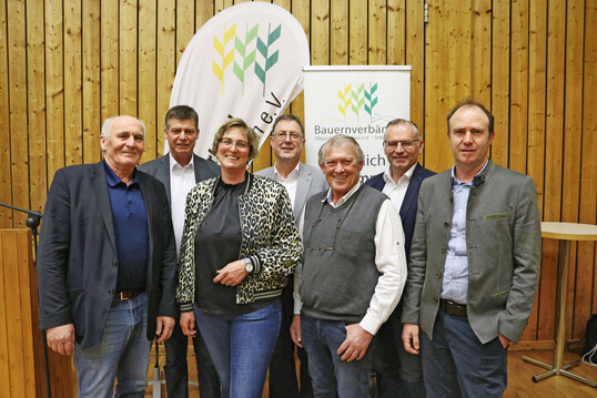 Vor- und Nachteile des Mercosur-Abkommens diskutierten (v. l. vorne) Waldemar Westermayer, Roswitha Geyer-Fler, Alois Peter und Franz Schnberger vom Bauernverband Allgu-Oberschwaben mit (v. l. hinten) Axel Mller, MdB CDU, Horst Wenk, LBV, und Norbert Lins, MdEP (CDU).
