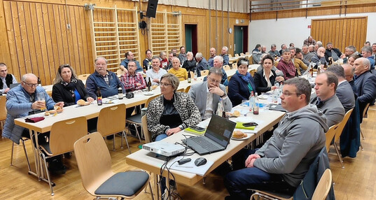 Interessiertes Auditorium auf der Bauernversammlung.