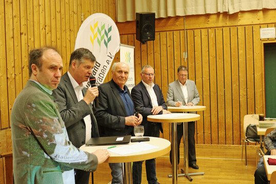 Podiumsdiskussion unter der Leitung von Franz Schönberger (l.) und Waldemar Westermayer (Mitte) vom Bauernverband Allgäu-Oberschwaben mit Axel Müller (2. v. l.), Abgeordneter der CDU/CSU-Bundestagsfraktion, sowie den Referenten Horst Wenk (r.) vom Landesbauernverband und dem EU-Politiker Norbert Lins.