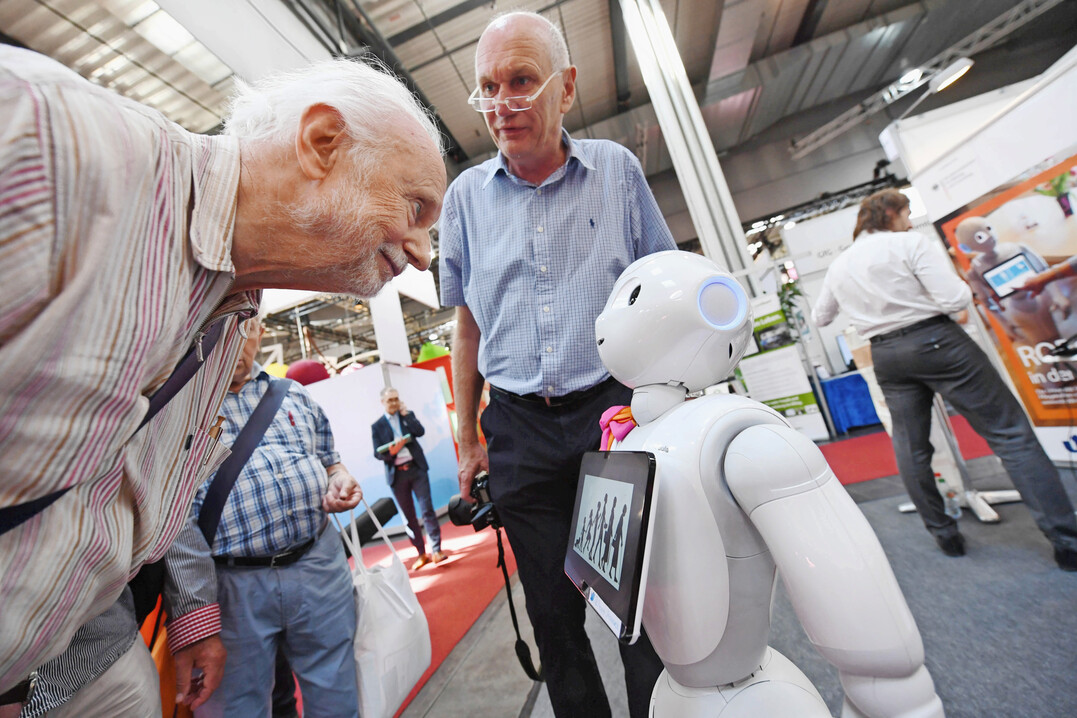 Knstliche Intelligenz: von smarten Assistenten bis zu Begleit-Robotern.
