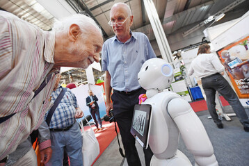 Knstliche Intelligenz: von smarten Assistenten bis zu Begleit-Robotern.
