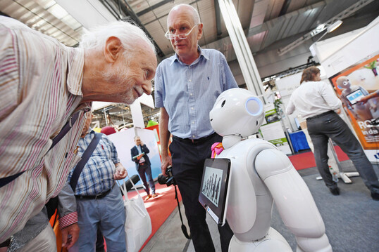 Knstliche Intelligenz: von smarten Assistenten bis zu Begleit-Robotern.
