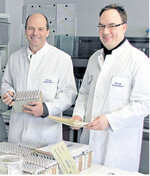 Annahme von Blut- und Milchproben auf Rinder-Herpesvirus: Abgeordneter Martin Hahn (l.) und Amtsleiter Dr. Thomas Miller.