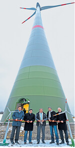 Bei der Einweihung (von links) Marc Krezer/Prokurist Juwi Energieprojekte GmbH, Klaus Kornberger/Bürgermeister Weikersheim, Franz Untersteller/UM, Boris Palmer/OB Tübingen, Ortwin Wiebecke/Sprecher der Geschäftsführung Stadtwerke Tübingen.