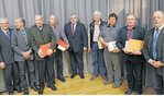 Ehrten verdiente Ortsobleute und Ernteberichterstatter: Vorsitzender Hermann Färber (Mitte) und Amtsleiter Wilfried Dieterich (rechts).