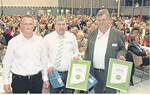 Mit einer Urkunde des Landesverbandes der Maschinenringe ehrte Vorsitzender Klaus Keppler (l.) das 25-jährige ehrenamtliche Engagement der Vorstandsmitglieder Roland Dobler (Mitte) und Karl-Heinz Traber (r.).