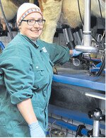 Dass Michaela Spaß hat, sieht man ihr an. Die 23-Jährige aus Bad Saulgau legte beim Wettbewerb ganz souverän das Melkzeug an.