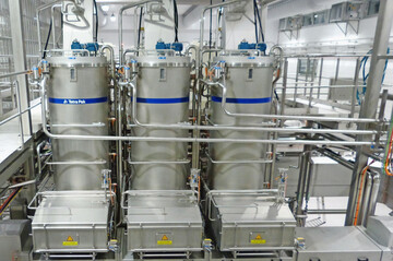 Milchverarbeitung in einer groen Kserei: Bei der Auktion des GlobalDairyTrade-Tenders in Neuseeland am 4. Mrz 2025 ist der gewogene Durchschnittspreis ber alle gehandelten Produkte auf 4.209 US-Dollar je Tonne oder umgerechnet 4.022 Euro je Tonne gesunken. 