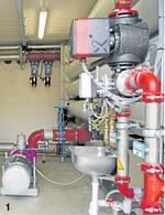 Die Pumpe ist das Herz der Anlage: Großzügiger Pumpenraum mit Steuerung, Verrohrung und Sensorik.