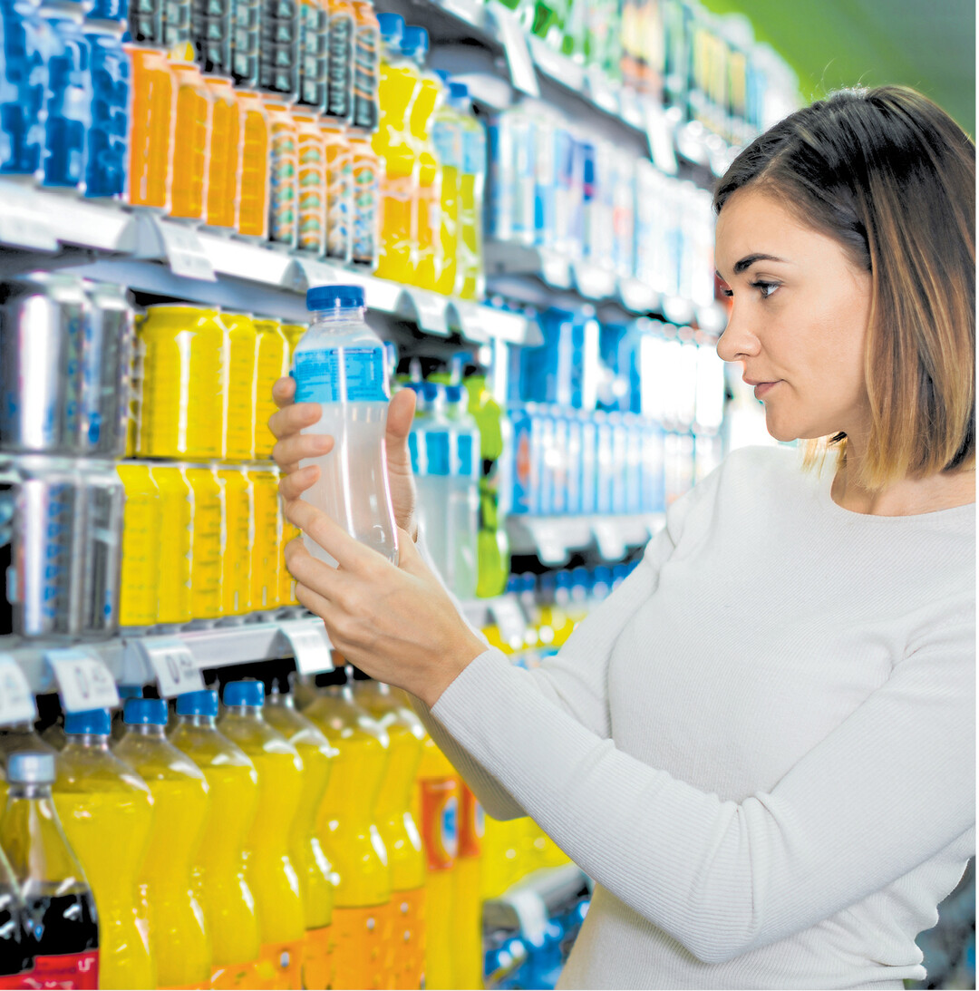 Genau hinschauen lohnt sich, will man versteckten Süßmachern auf die Spur kommen. Vor allem bei Limonaden. Sind beispielsweise 9 Gramm Zucker pro 100 Milliliter angegeben, dann enthält die bei Jugendlichen beliebte Megaflaschen mit 1,75 Liter rund 160 Gramm davon, das entspricht rund zehn Esslöffeln. Ein Vierzehnjähriger trinkt eine solche Flasche locker am Tag. Damit hat er bereits ein Viertel seines täglichen Kalorienbedarfs gedeckt.