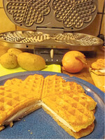 Gefüllte Waffel als Kuchen. Schmeckt mit süßer oder pikanter Creme.