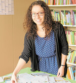 Glücksfee Larissa Lindauer zog im Verlag Eugen Ulmer die Gewinner des Bauernkalender-Preisrätsels.