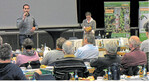 Referent Thomas Beyl berichtete auf dem Weinbauforum der ZG Raiffeisen in St. Leon-Rot über Bewässerungstechnik im Weinbau.