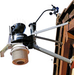 Die Wetterstation der Familie Gölz ist am Dach des alten Hofladens befestigt.