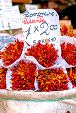 Auf italienischen Märkten werden die kleinen Chilis in Bündeln angeboten.