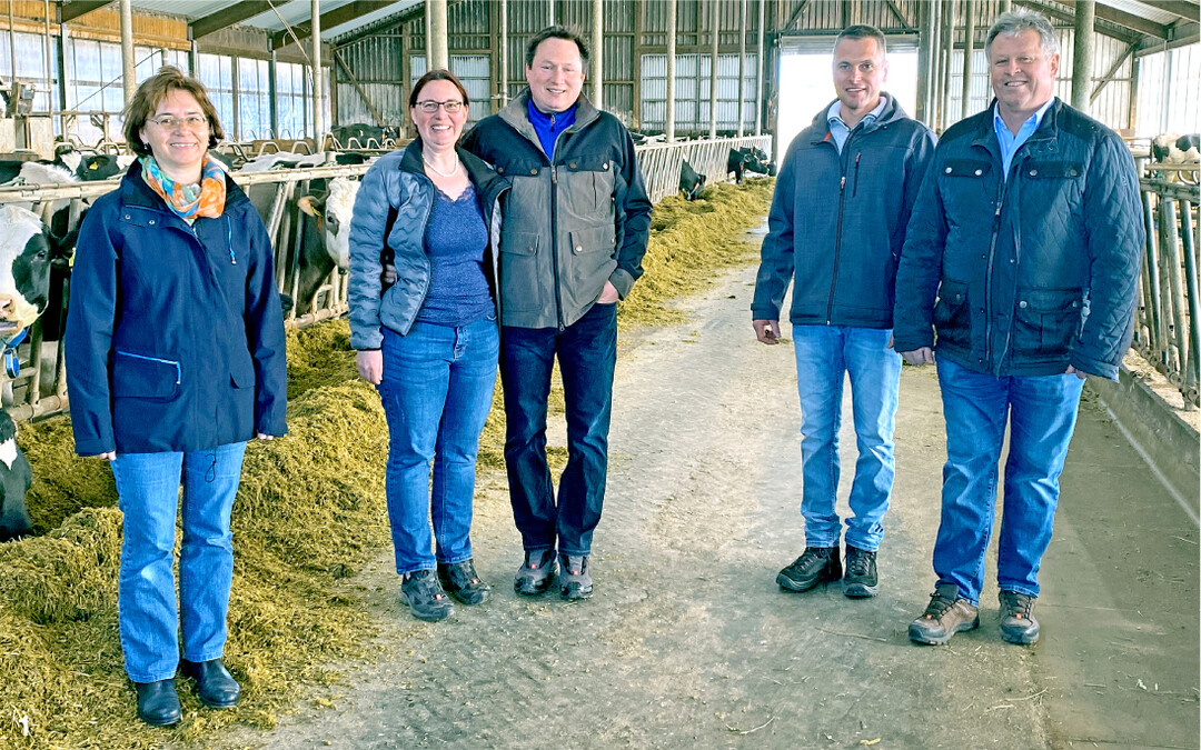 Im Milchviehstall auf dem Römerhof: v. l. Petra Rauch, Amtsleiterin Landwirtschaftsamt Enzkreis, Pina und Ihno Stähle, Frank Zengerle und Kreisvorsitzender Gerhard Fassnacht.