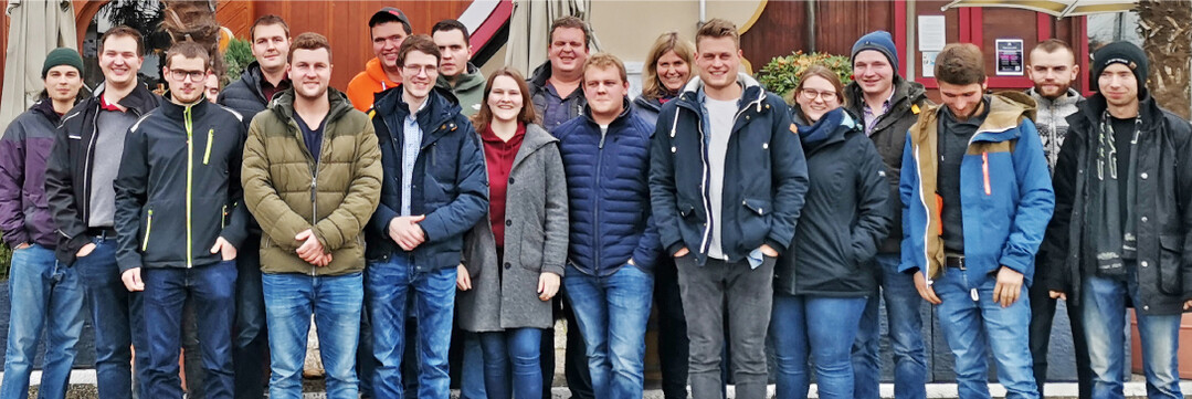 Die Jungwinzergruppe der Landjugend Württemberg-Baden vor dem Dürkheimer Riesenfass.