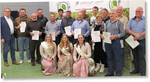 Der wiedergewählte Pflanzerchef Wolfgang Ruther freut sich mit den Hopfenhoheiten über das gute Abschneiden der Tettnanger Hopfenbauern bei der Hopfenprämierung. Den Sortensiegern wurden in Laimnau ihre Urkunden ausgehändigt.