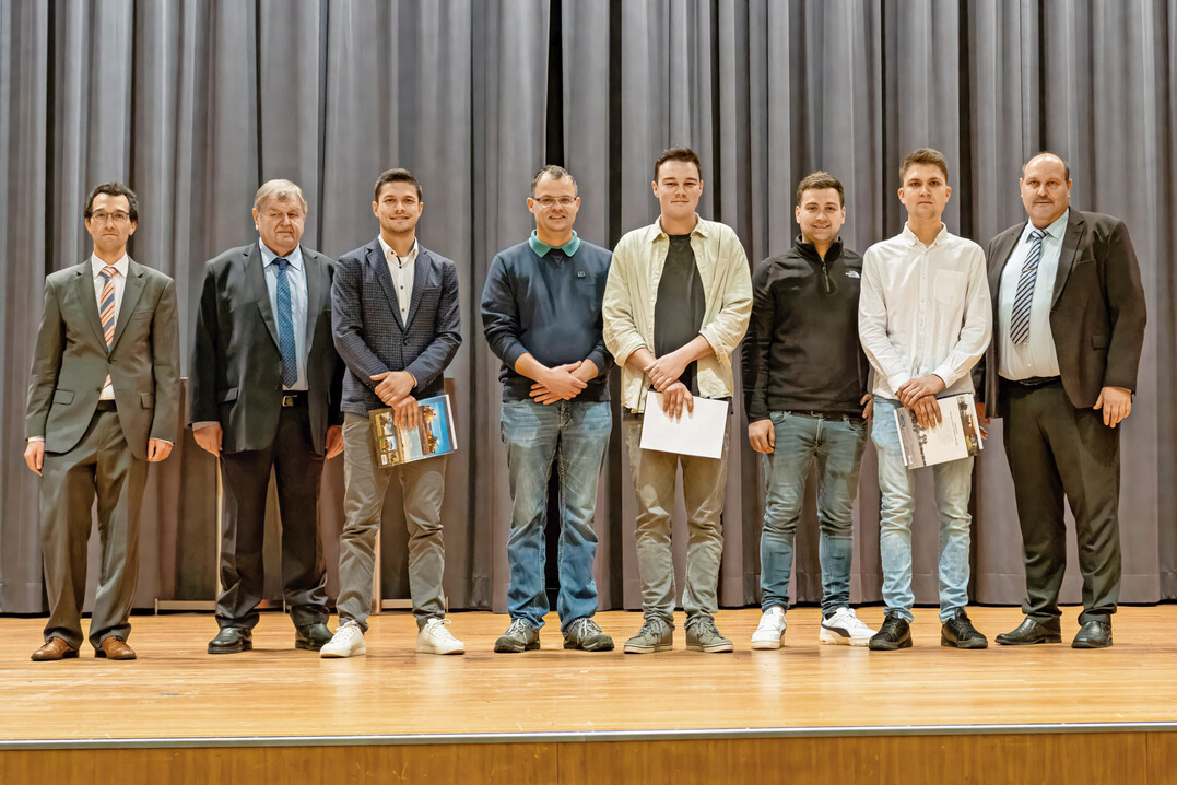 Auszeichnung der drei besten Gesellen (v. r.): Gesellenprfungsausschussvorsitzender Karl Heinz Wger, Florian Rist mit seinem Ausbilder Leon Rothfu, Joshua Amann mit seinem Ausbilder Johannes Keller, Christian Hertel, Landesinnungsmeister Kurt Neuscheler und VdAW-Fachreferent Michael Rabe.
