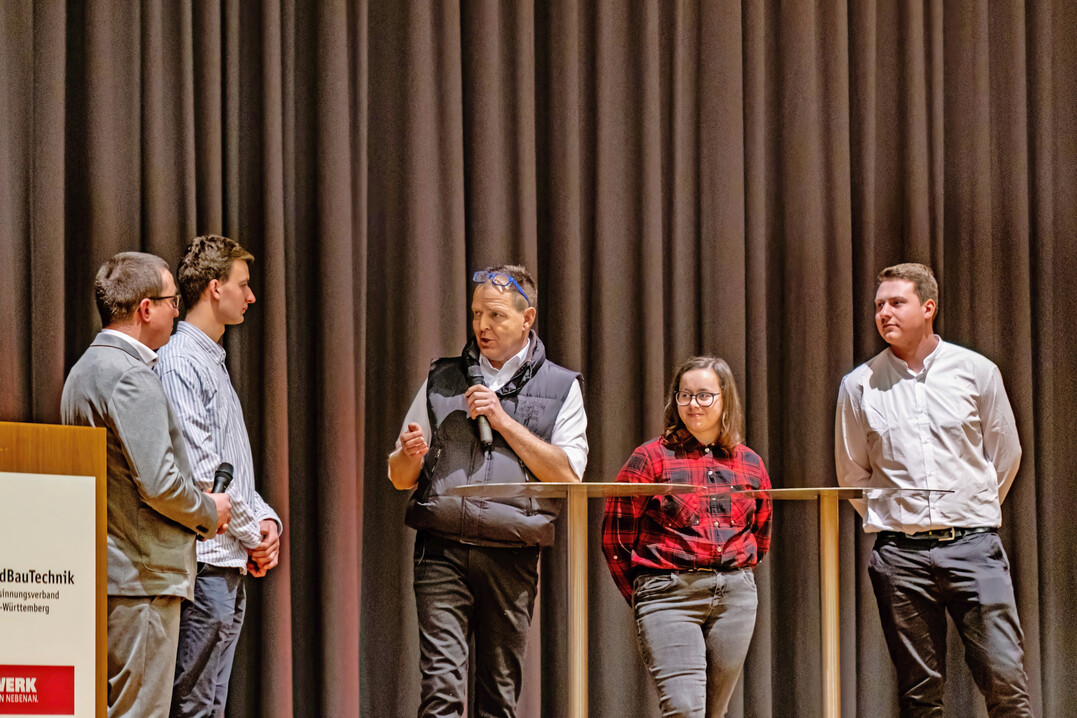 Die Azubis Johannes Braun, Paul Mollenkopf, Carina Schilling und Korbinian Becker stellten sich in der Azubi-Talkrunde den Fragen von Kurt Ziegenhagel (Mitte), Stellvertretender Obermeister der Innung Ulm.
