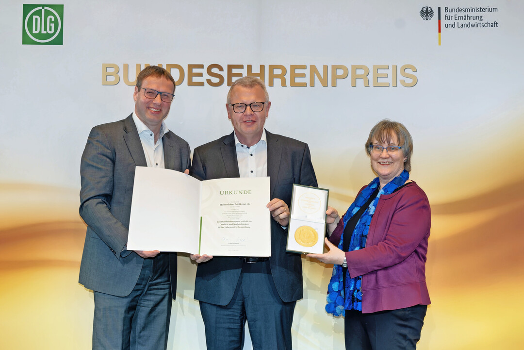 Preisverleihung in Berlin: Ministerialdirigentin Gaby Kirschbaum (rechts) und DLG-Vorstandsmitglied Ulrich Westrup (links) berreichen gemeinsam Urkunde und Medaille auf dem Berliner Milchforum an Martin Boschet von der Hohenloher Molkerei.

