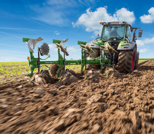 Die neue Erosionsschutzverordnung räumt Landwirten in Baden-Württemberg die Möglichkeit ein, auch auf erosionsgefährdeten Flächen zu pflügen, wenn Maßnahmen zum Erosionsschutz durchgeführt werden.