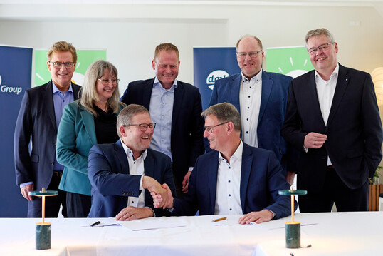 Unterzeichnung der Absichtserklrung (v.l.n.r.): Arla CEO Peder Tuborgh; Arla AR-Vize-Vorsitzende Inger-Lise Sjstrm; Guus Mensink, Vorstandsvorsitzender von DOC Kaas; Thomas Strtz, Vorstandsvorsitzender DMK; Ingo Mller, CEO DMK Group; Sitzend (v.l.n.r.): Jan Toft Nrgaard, Aufsichtsratsvorsitzender Arla Foods; Heinz Korte, Aufsichtsratsvorsitzender DMK Group.