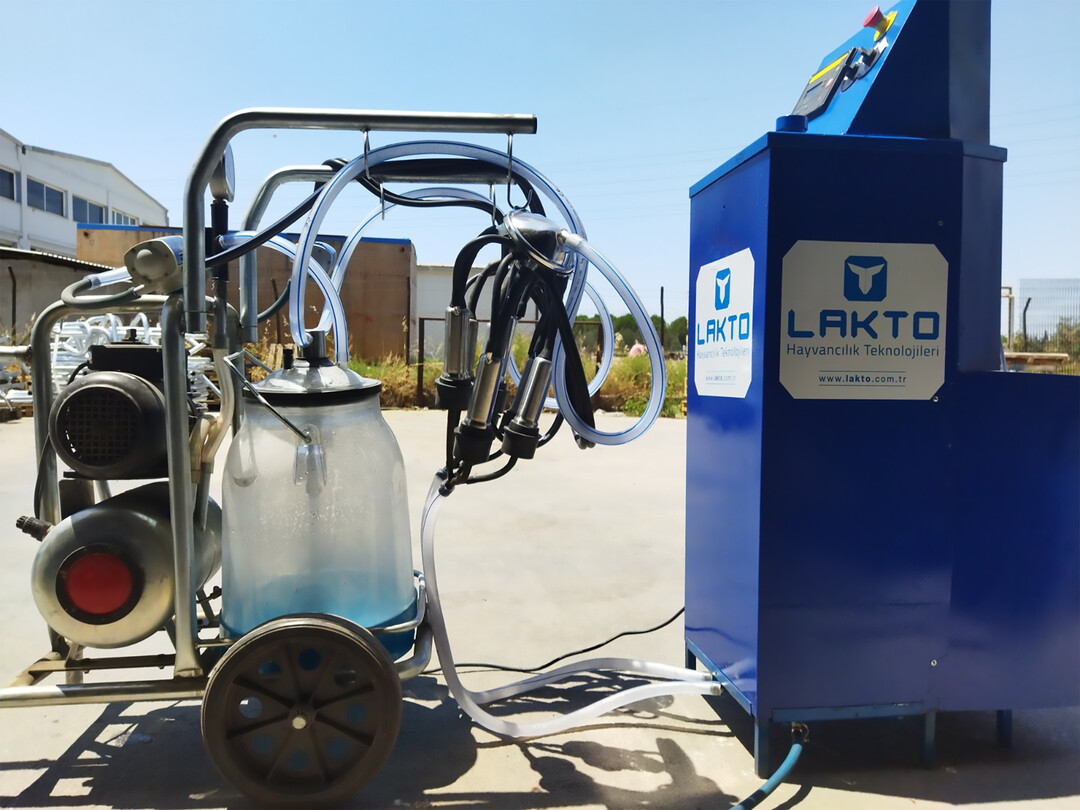 LAKTOWASH ist eine Reinigungseinheit fr mobile Eimermelkanlagen, die alle Oberflchen, mit denen die Milch in Berhrung kommt, grndlich und effektiv reinigt. Zur Reinigung wird die mobile Melkeinheit mit einem einfachen Adapter ber den Eimerdeckel angeschlossen. Die vorhandene Vakuumpumpe der Melkeinheit sorgt fr die erforderlichen Turbulenzen, whrend das Gert einen vorgegebenen Reinigungs- und Desinfektionszyklus mit entsprechenden Standards durchluft und so laut Hersteller akto Hayvancilik Teknolojileri San. ve Tic. Ltd. Sti. eine Reinigung von Melkzeug und Milchkanne auf hohem Niveau sicherstellt.