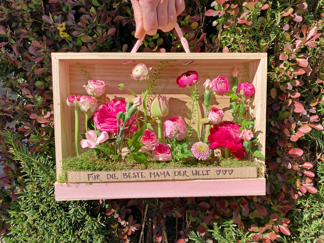 Dieser blumige Minigarten ist eine kreative Geschenkidee zum Muttertag.