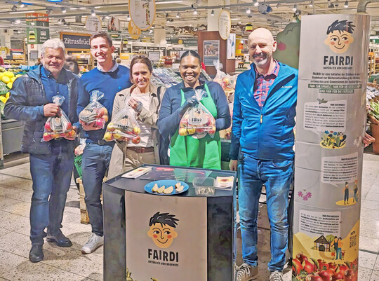 Verkauf der ersten pfel aus dem Fairdi-Projekt mit (v. l.) Thomas Heilig, Nis Siefen, Heike Gumsheimer, Lana Rbia Da Silva und Erich Rhrenbach.