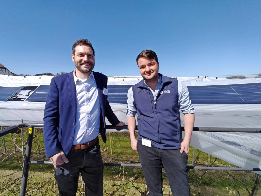 Arbeiten gemeinsam am Projekt einer Agri-Fotovoltaikanlage in Kombination mit einem bestehenden Schutzsystem: Felix Basler vom Fraunhofer ISE-Institut und Leo Vhringer von der Firma VOEN.