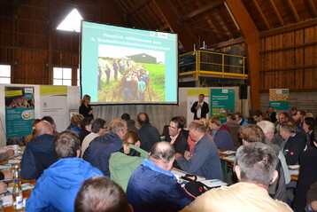 Khle Temperaturen und Regen konnten die rund 300 Teilnehmer nicht von der teilweise langen Anreise zum Bodenfruchtbarkeitssymposium in Tachenhausen am vergangenen Dienstag, 10. September 2013, abhalten.<br />