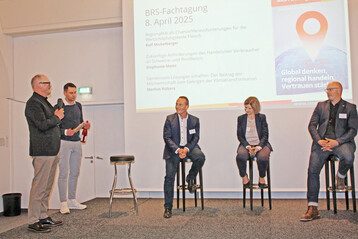 Bei den Referenten v. r. Markus Hbers, Stephanie Meiss und Rolf Michelberger bedankte sich auf dem Podium BRS-Vorsitzender Georg Geuecke (l,) und stellvertretender BRS- Geschftsfhrer Stephan Schneider, der zusammen mit BRS-Geschftsfhrerin Dr. Nora Hammer die Tagung moderierte. 