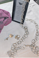 1 Silberschmuck reagiert mit dem Schwefelwasserstoff der Luft und „läuft an".