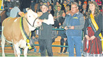 Viff-Tochter Ladade aus dem Betrieb Friedrich Sauter, Krattenweiler, der Ehrenpreis wurde durch die Braunviehkönig Bianca Traut und Lemmer-Fullwood Verkaufsleiter Jan Möller überreicht.