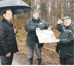 Von der Sturmfläche zum Buntlaubbaumbestand: (v. l.) Forstminister Alexander Bonde, Anton Watzek, Forstamtsleiter des Landkreises Esslingen sowie der örtliche Revierleiter Martin Auracher zeigen die Entwicklung mit einer colorierten Baumartenkarte.
