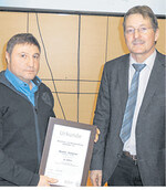 Martin Stülpner (l.) ist seit über 30 Jahren als Betriebshelfer beim Maschinenring Blaufelden aktiv. Vorstand Rainer Hofmann ehrte ihn auf der Mitgliederversammlung.
