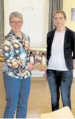 Für ihren Vortrag rund ums gute Hören wurde Anja Scharf (r.) von Inge Lorch mit einem Geschenk belohnt.
